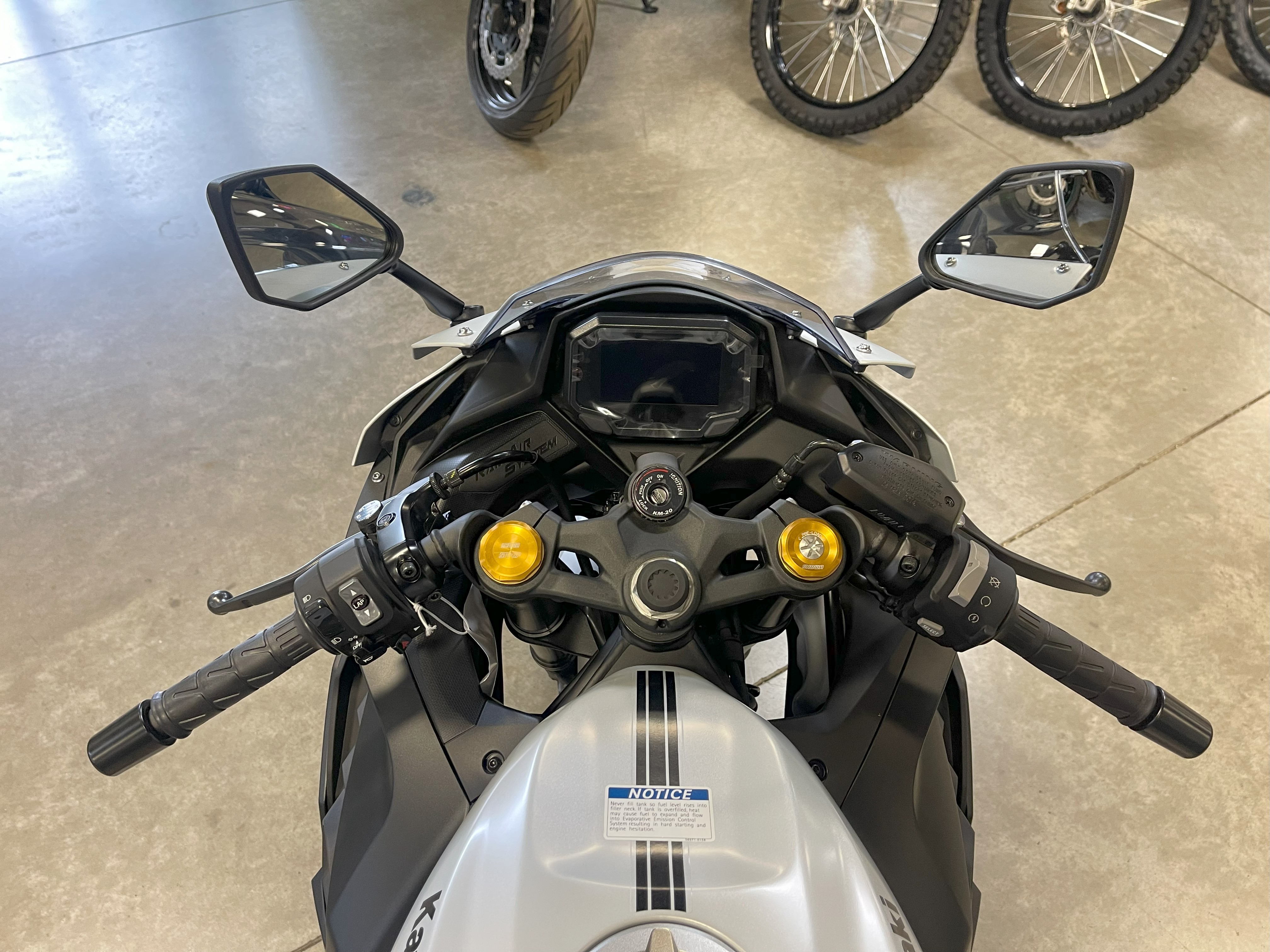 2025-Kawasaki-NINJA-ZX-4RR-ABS-Metallic-Matte-Whitish-Silver