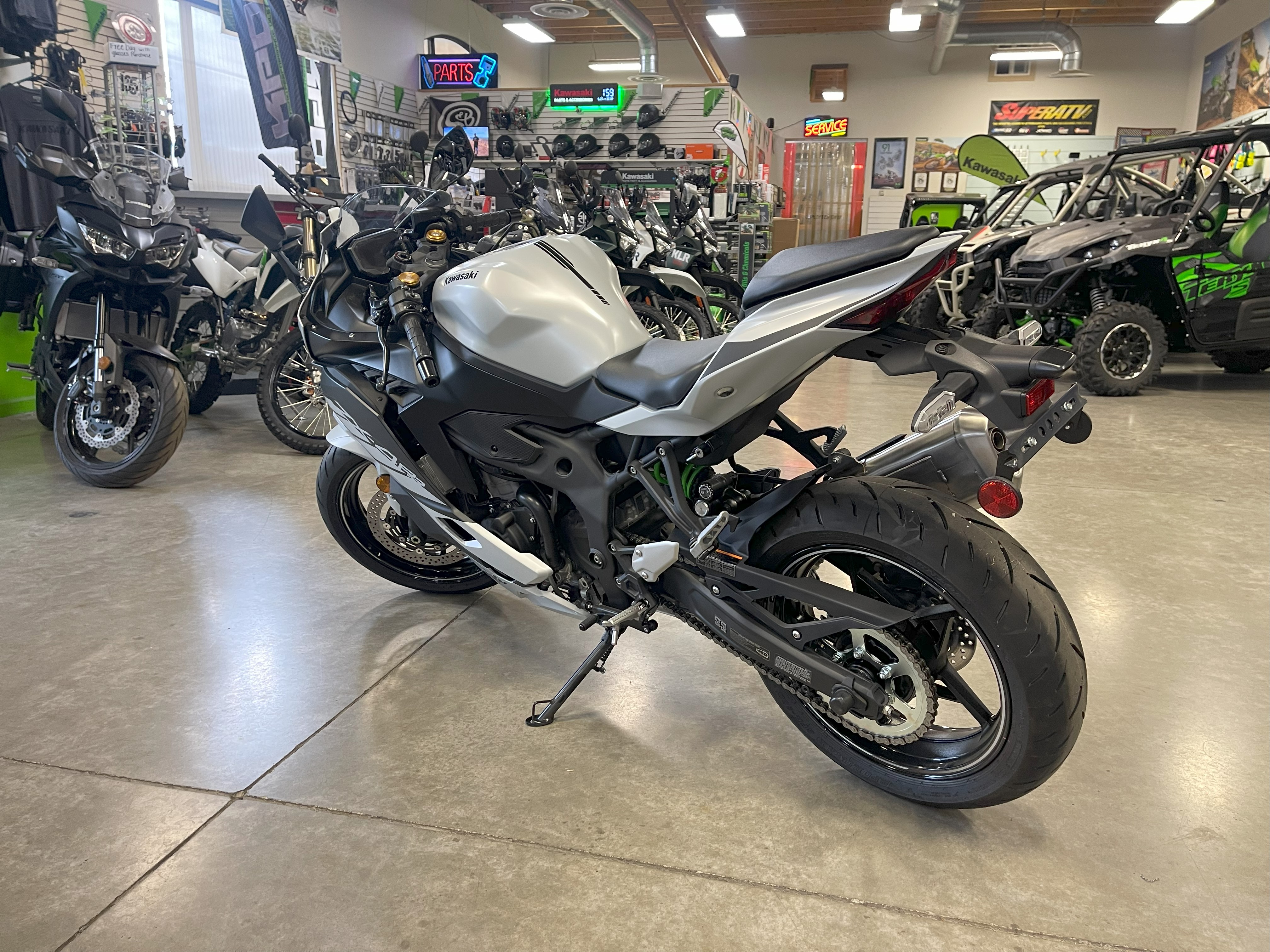 2025-Kawasaki-NINJA-ZX-4RR-ABS-Metallic-Matte-Whitish-Silver