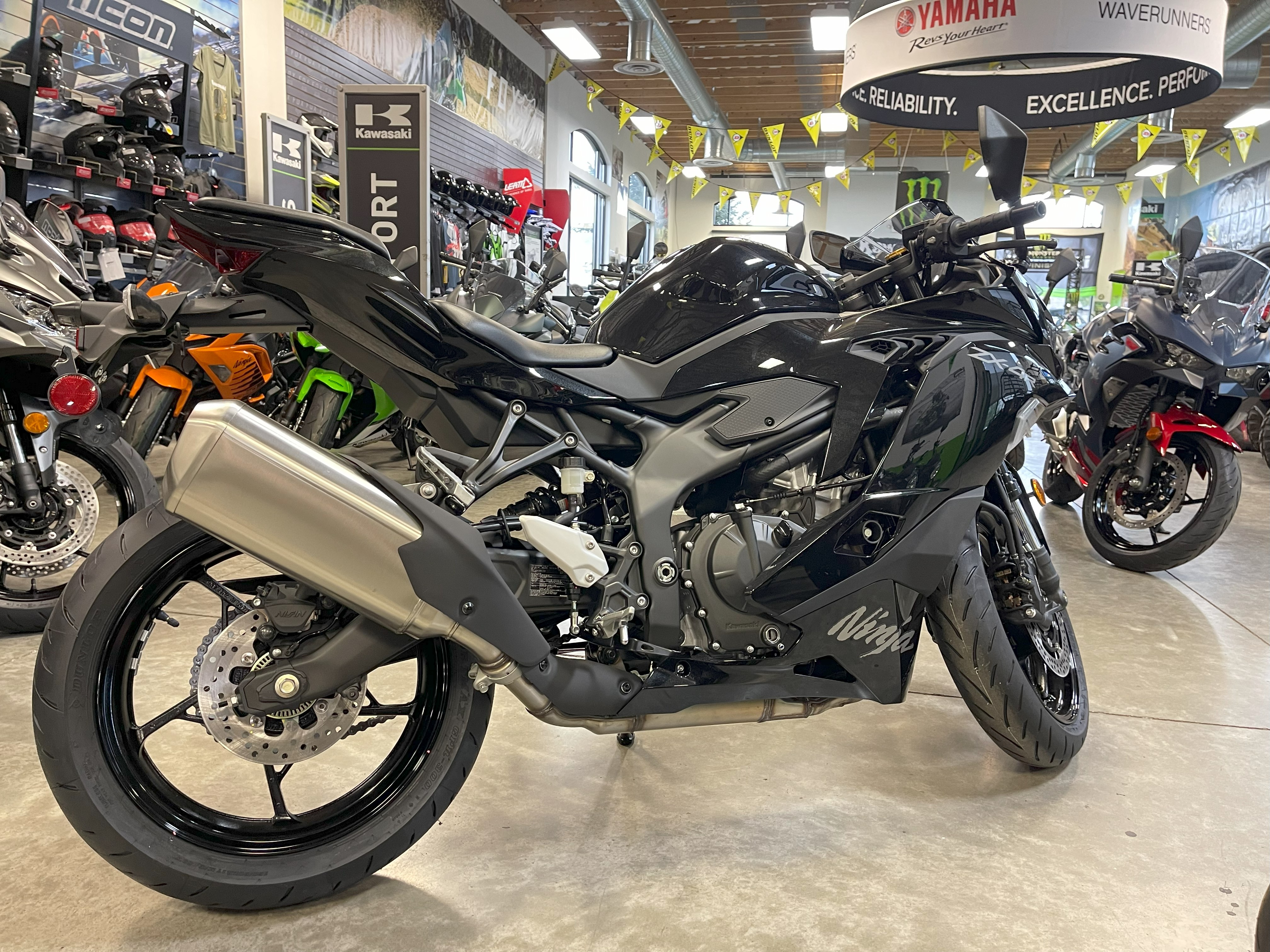 2026-KAWASAKI-NINJA-ZX-4R-ABS-Metallic-Spark-Black-ZX46404