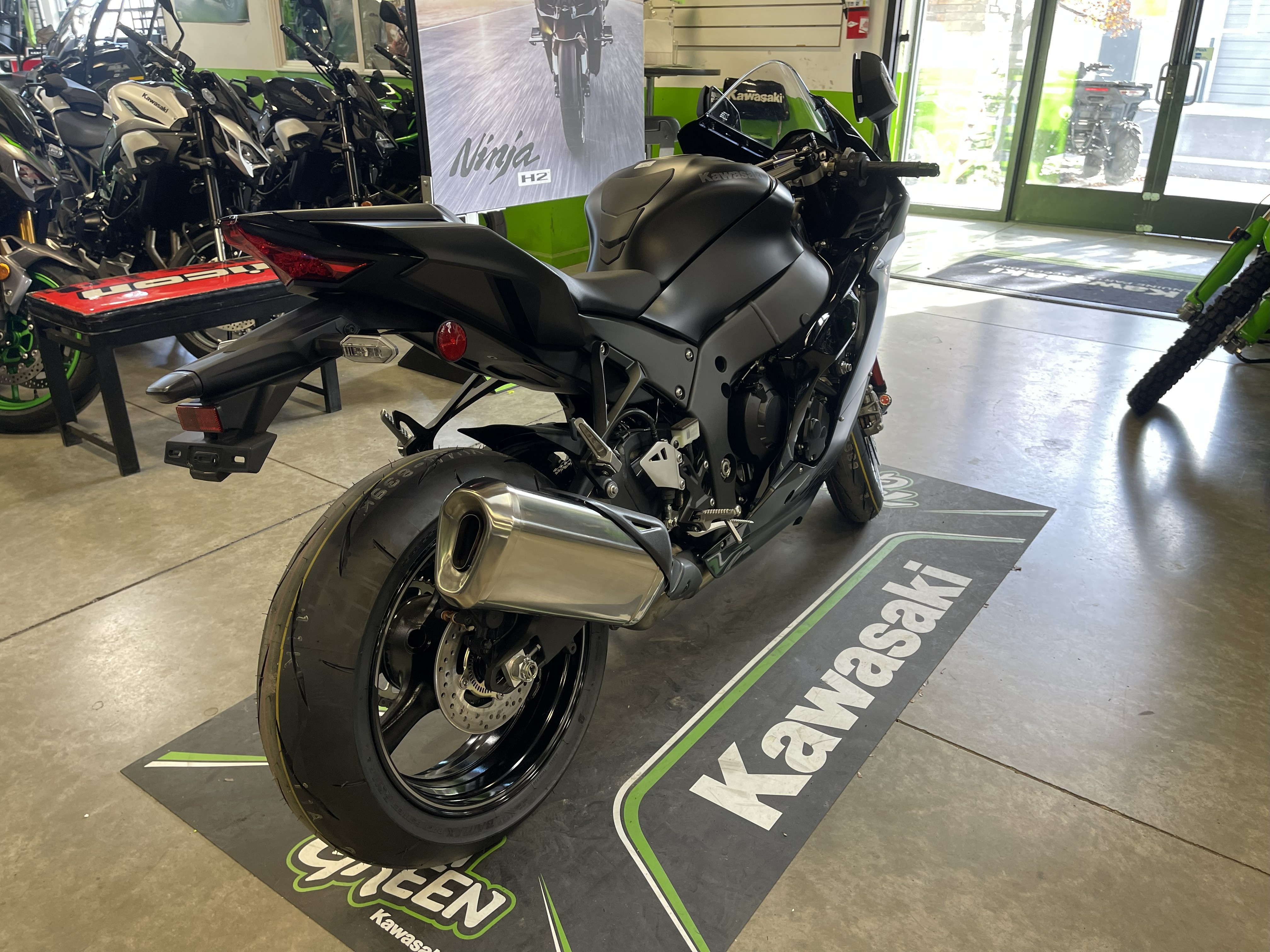 2025-KAWASAKI-Ninja-ZX-10R-Metallic-Flat-Spark-Black/Ebony-ZX10293